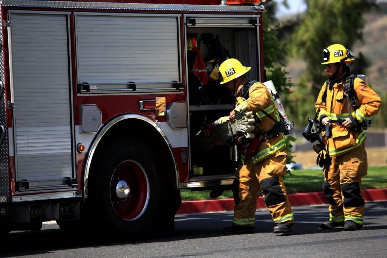 firefighters-1243435_1920