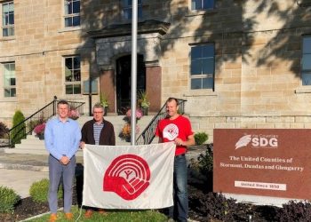 SDG Counties Raises United Way/Centraide Flag