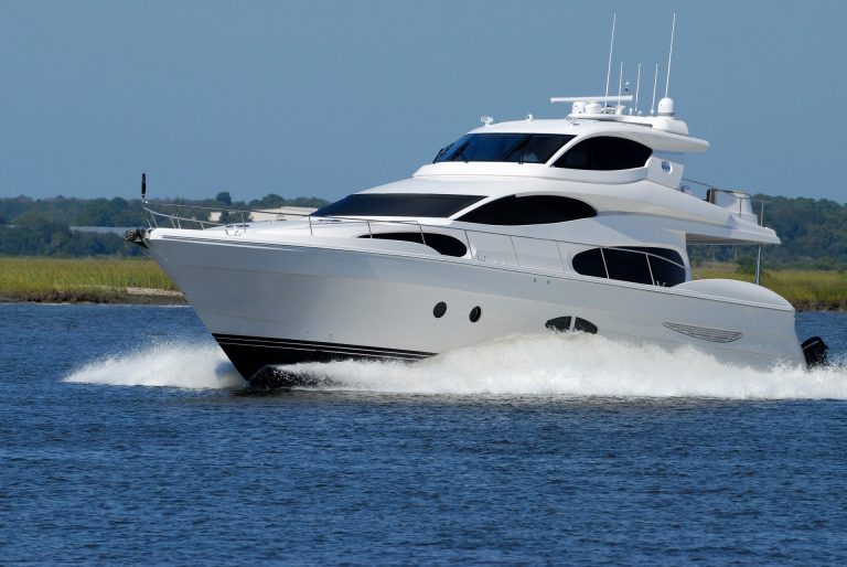 luxury-yacht-1620040_1920