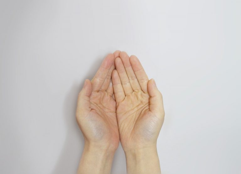 hand-506754_960_720