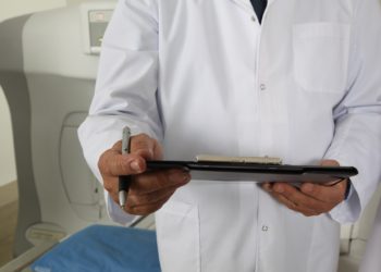 Ontarians asked to “Shine a Light for All They Do” May 1 in a province-wide show of appreciation on Doctors’ Day