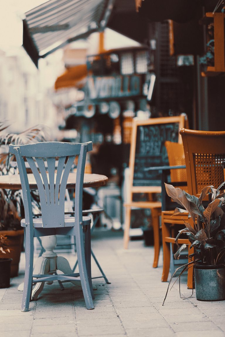 chairs-and-tables-in-restaurant-247931