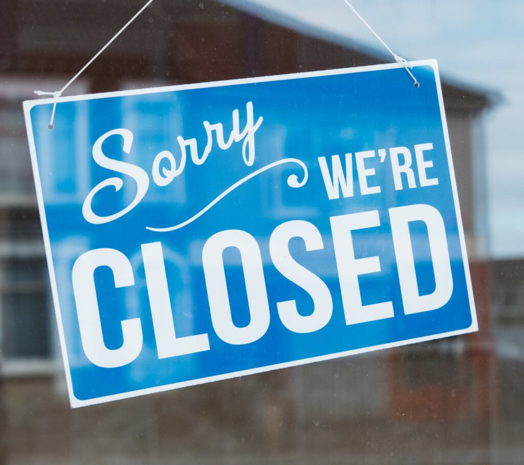 closed sign ing on a glass item