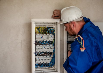 How To Choose The Ideal Electricians For Your Company Needs