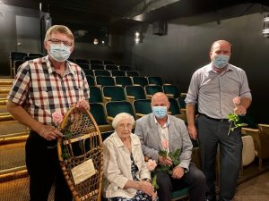 Elva with dignataries