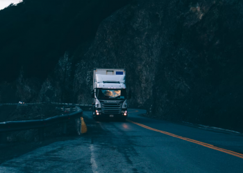 6 Reasons To Be Extra Careful When Driving Around Trucks