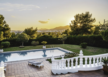 How to Clean Your House With a Pressure Washer Without Damaging It