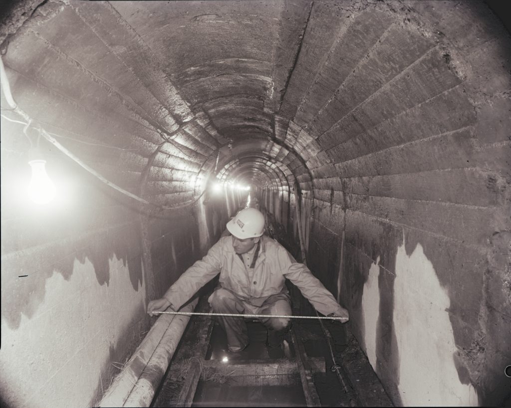 Sewers_02_1967-12-28_Bernard Julien_measures Water St riverfront interceptor sewer near Horovitz Park
