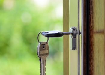 black handled key on key hole