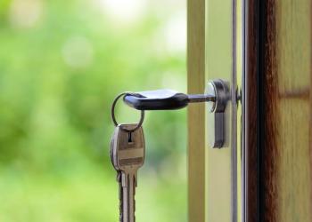 black handled key on key hole