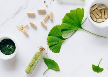 ginkgo leaves and glass containers with powder