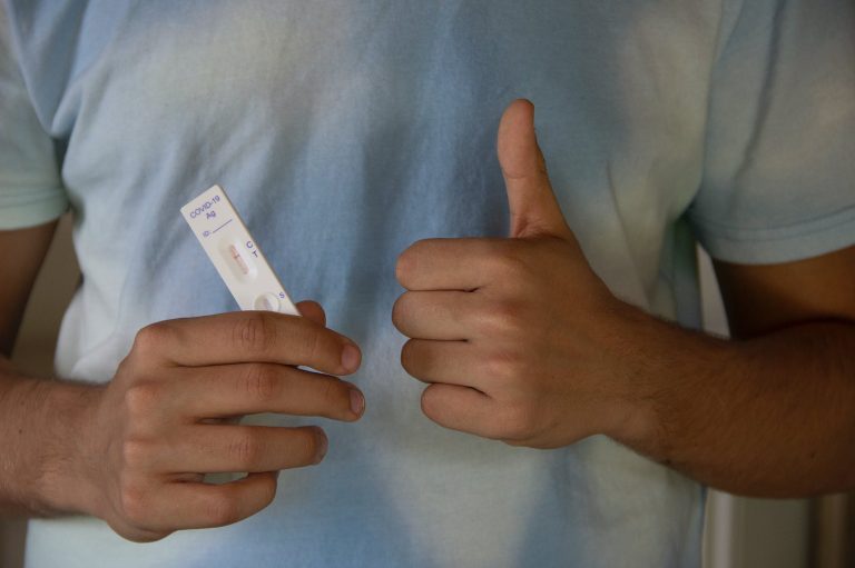 a white covid test at negative result