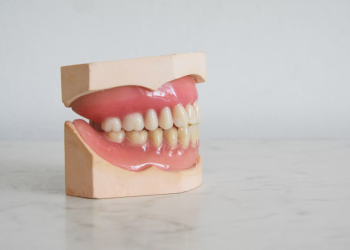 How to Choose Between Braces and Invisalign