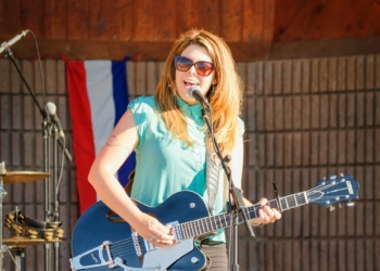 Melanie Brulée playing at Vive Cornwall in 2015