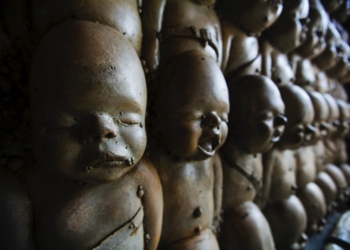 a bunch of little statues that are on a wall