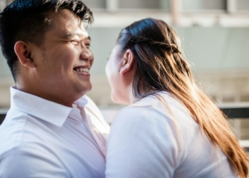 man in white polo shirt kissing woman in white shirt