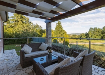 brown wicker chairs and table