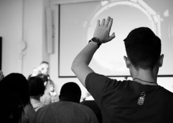 man wearing black t-shirt close-up photography