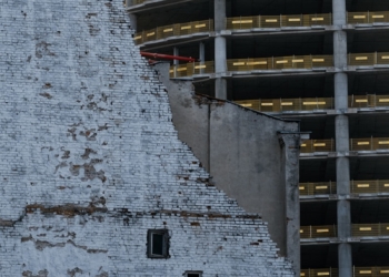 gray tenement building photo