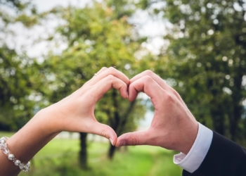 groom and bridge hand gesture