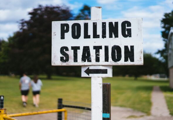 A pole with a sign that says polling station