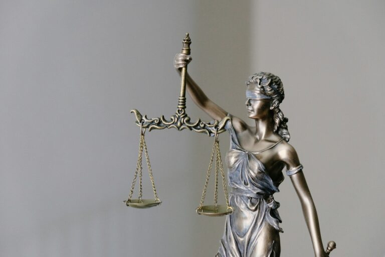 Learn how to choose the right law firm for your Canadian business, from litigation experience and specialization to fees, fit, and lawyer credentials.