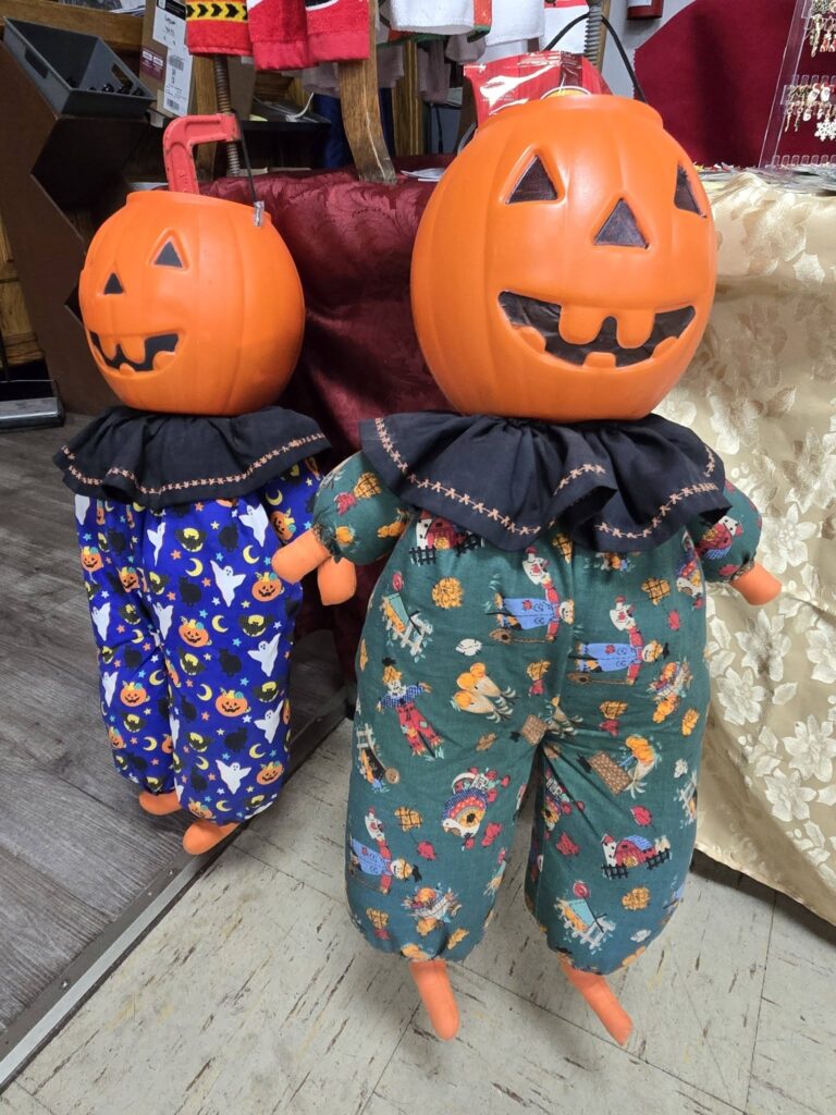 Photo shared by Mai-Liis Renaud: OUT and ABOUT with Seeker Chick Mai-Liis stopped by the Halloween Crafter’s…